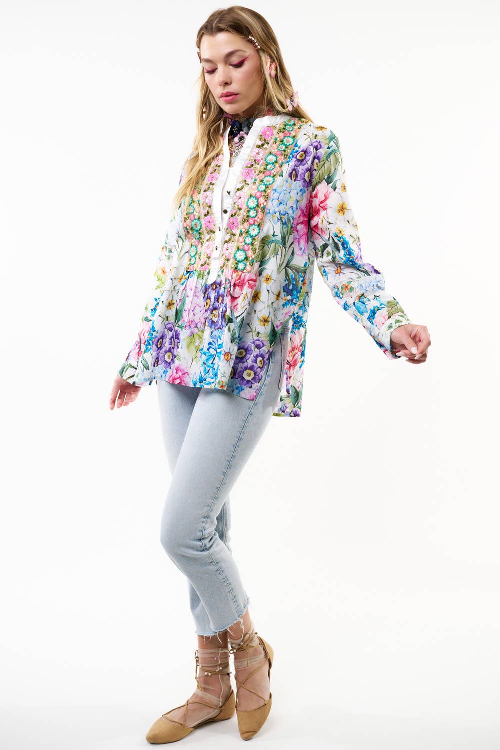 Aratta - Ibiza Embroidered Blouse / Top: White Floral / M