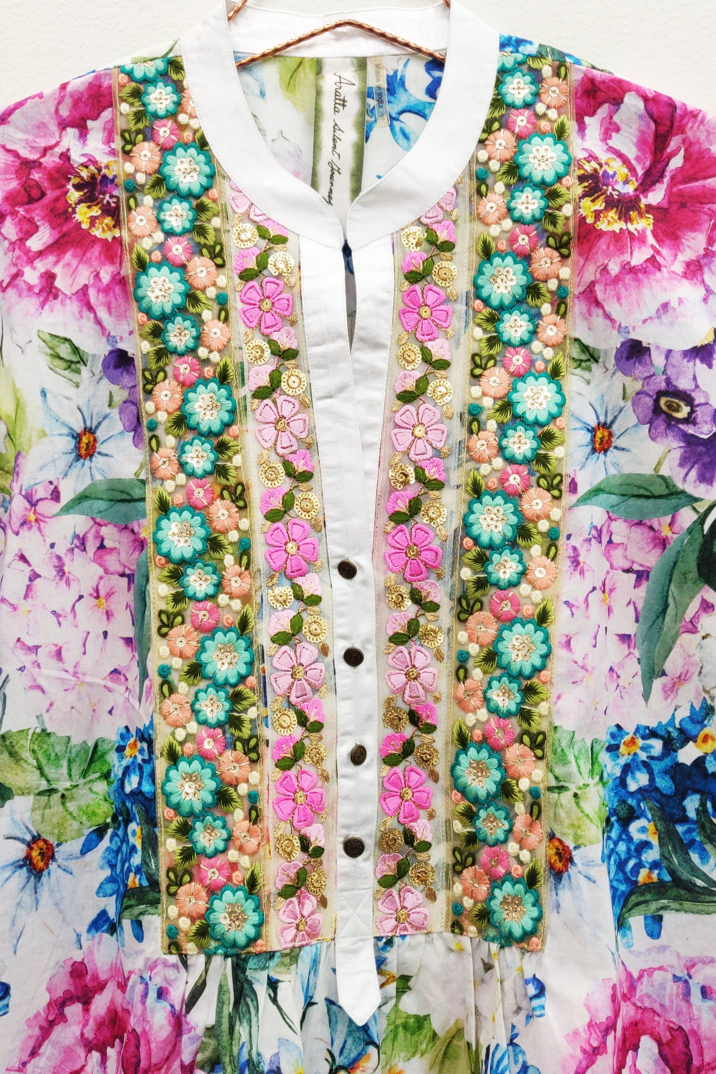Aratta - Ibiza Embroidered Blouse / Top: White Floral / M